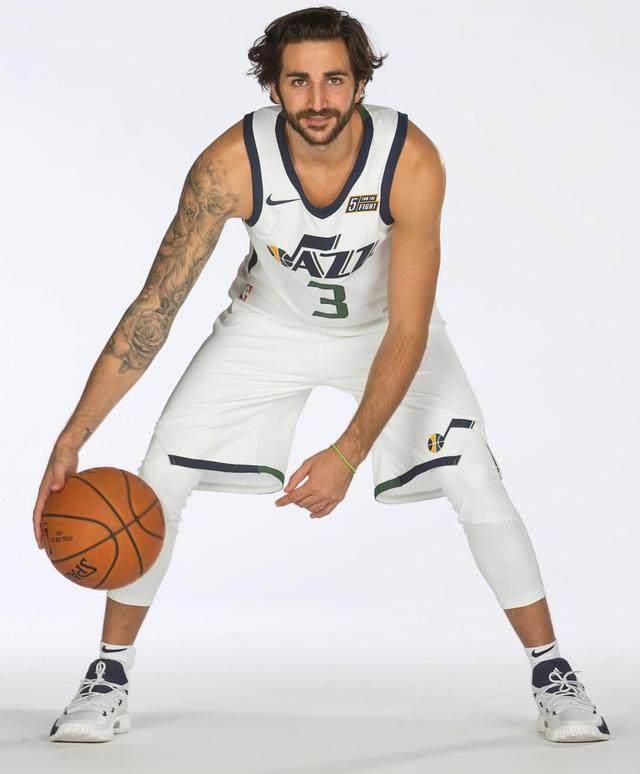 实时赛况-犹他爵士迎英超关键赛；窗口期迎来里程碑；赛场秩序良好；训练强度明显提升(犹他爵士主场球馆)