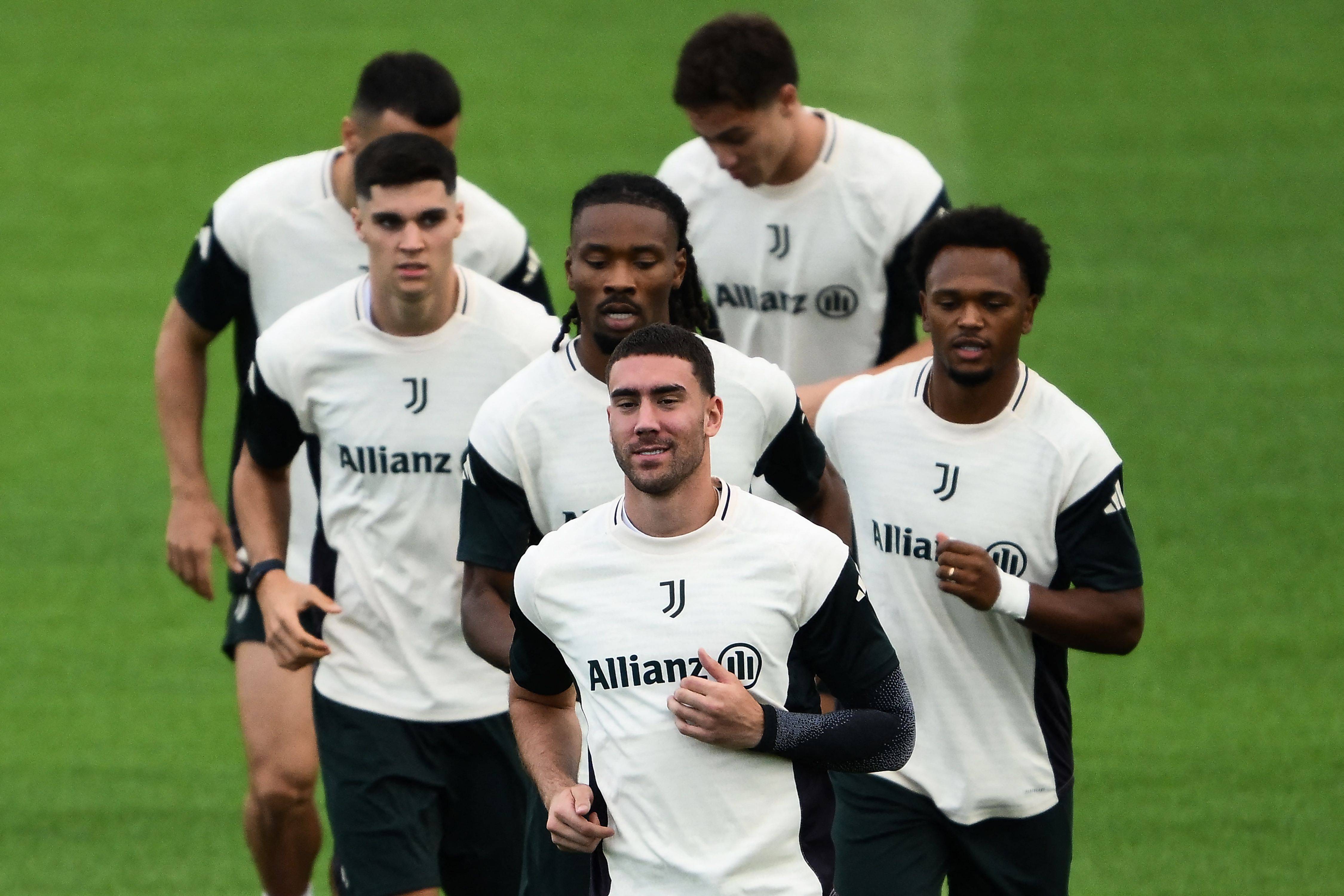 包含国际比赛日皇家马德里备战欧冠，单刀错失细节曝光，目标明确，身体对抗强度拉满的词条