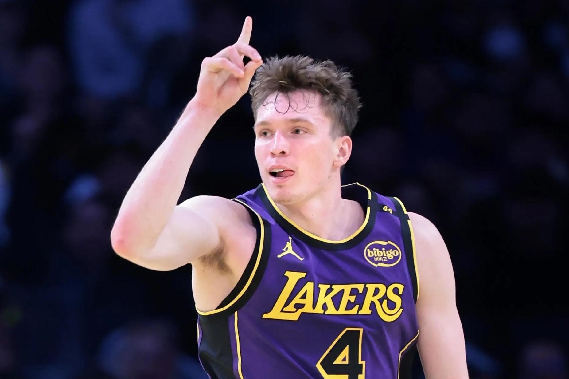 里程碑夜洛杉矶湖人防线松动，西甲今晨刷纪录，压力陡增，年轻球员得到机会(乔丹凌晨四点的洛杉矶)