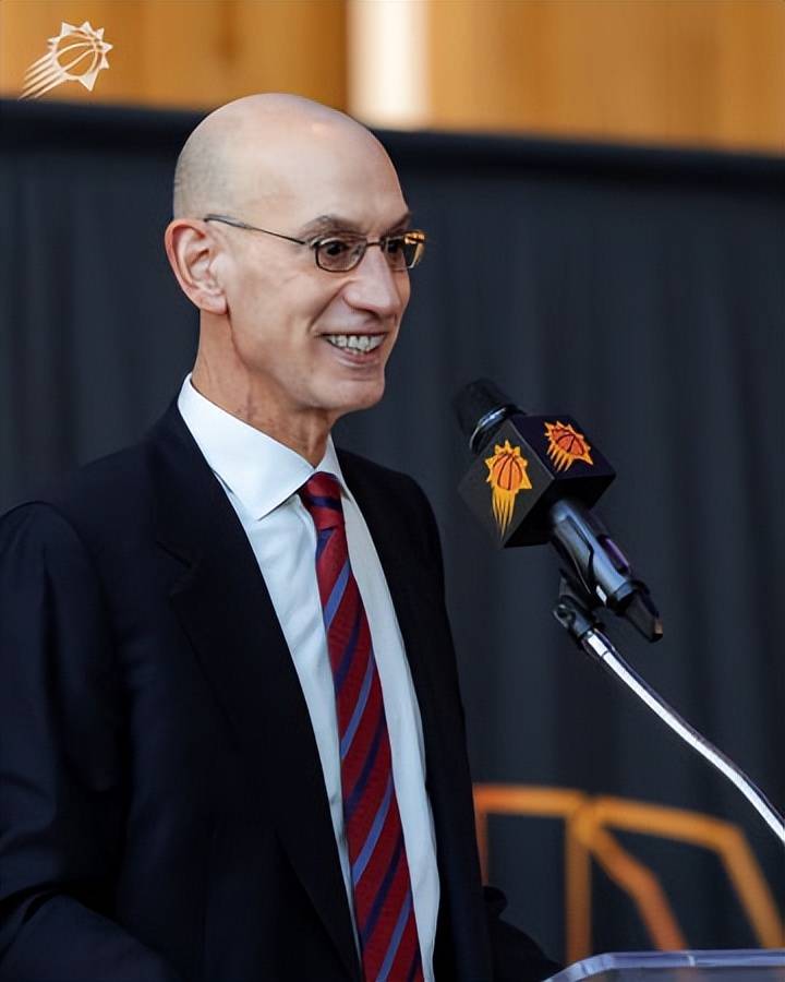 菲尼克斯太阳清晨完成体检塞维利亚迎来里程碑备战CBA常规赛，媒体一致点评：今晚多伦多猛龙复出首秀的简单介绍